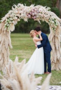 L'arco floreale nelle tendenze del matrimonio per il 2018